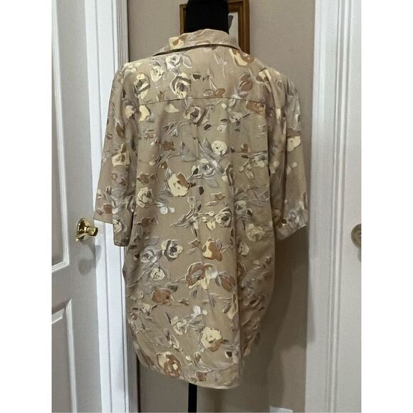 Tommy Bahama 100% Silk men's floral button-up - Picture 2 of 5